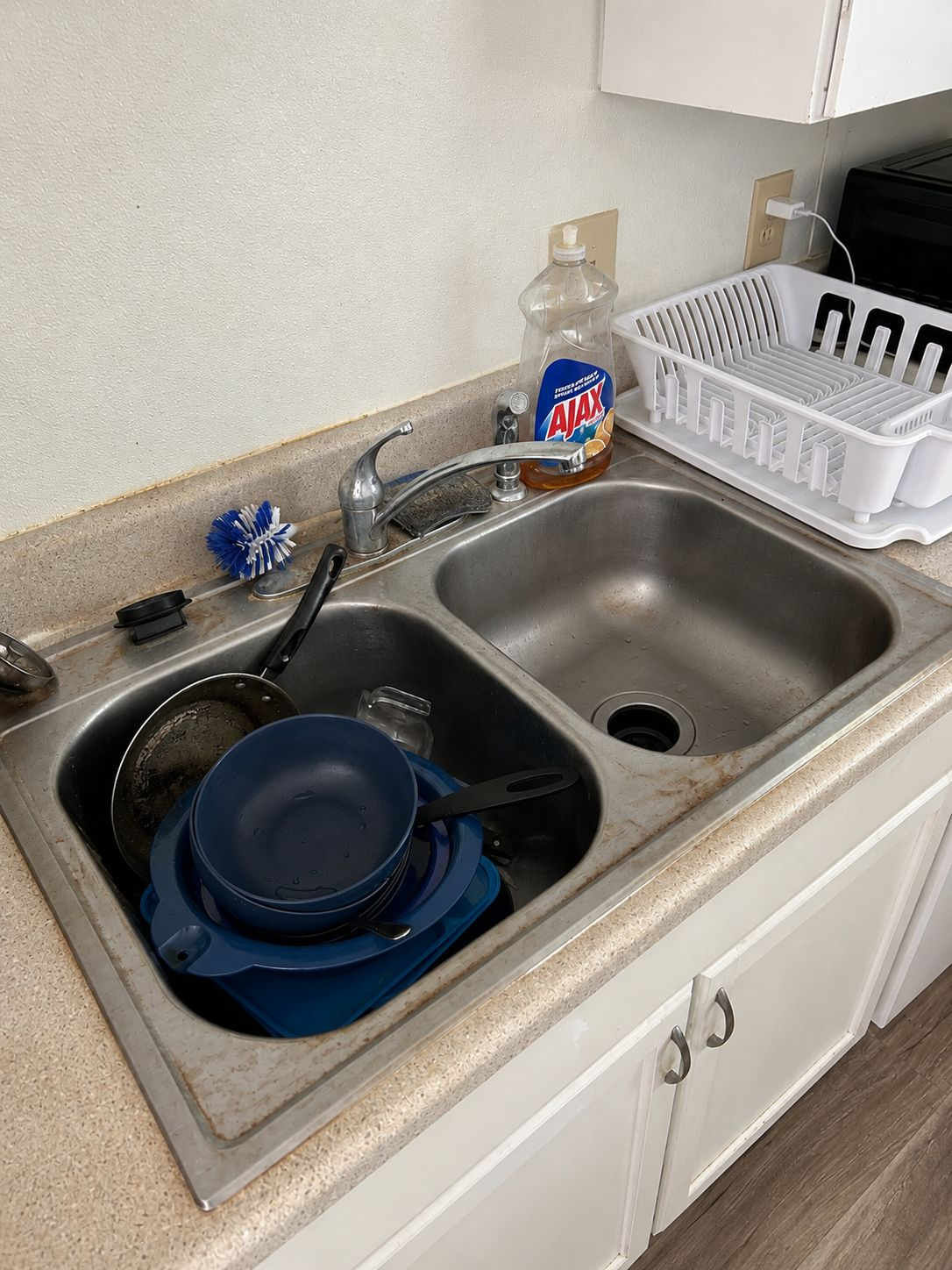 Kitchen sink before detailed cleaning